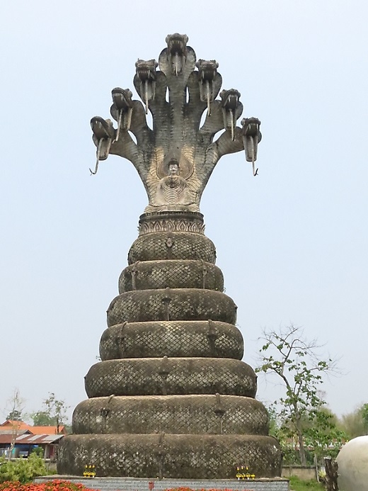 
	
	Công viên do Luang Pu Bunleua Sulilat và các môn đồ xây dựng vào năm 1978. Những công trình điêu khắc ở đây hầu hết là sáng tạo của Sulilat, nổi bật với bề ngoài lạ mắt và kích cỡ khổng lồ.  